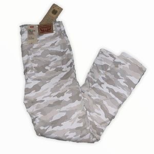 NWT Levis Camo Skinny Jeans